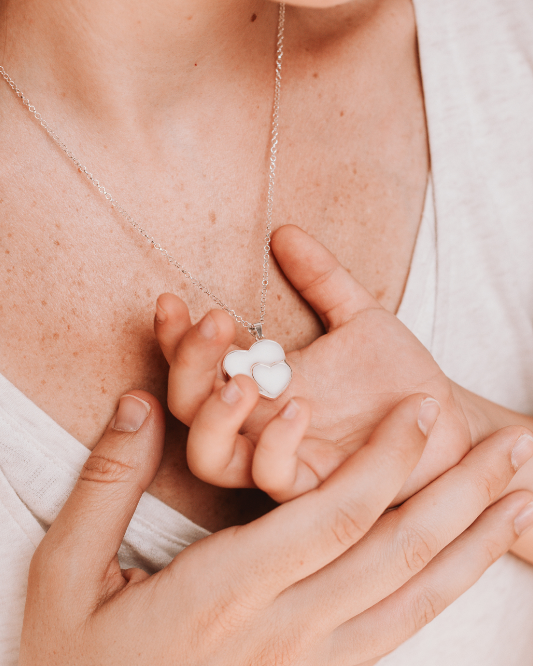 Un tesoro único, por qué elegir una joya con leche materna o recuerdo del bebé