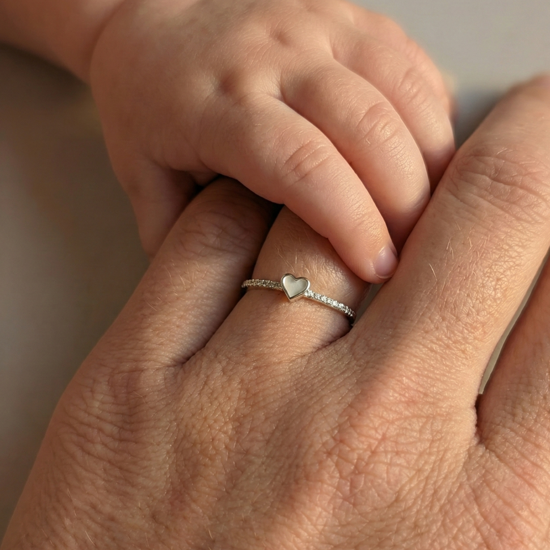 Anillo mini corazón con circonitas de leche materna