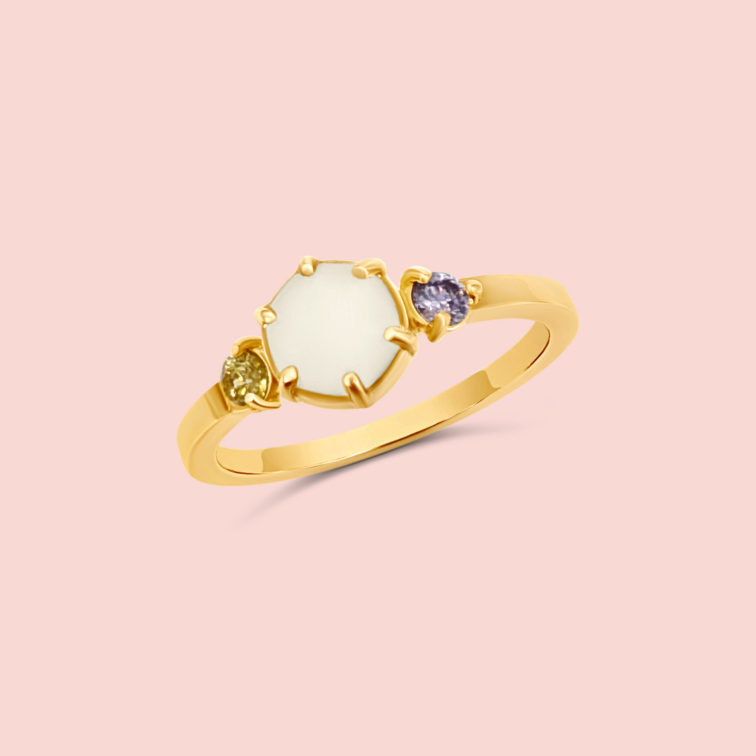 Un anillo que representa un amor que ilumina la vida. El solitario central simboliza a la madre y las piedras de nacimiento a los lados, a quienes le dan sentido a tu luz. Un homenaje al vínculo más puro.