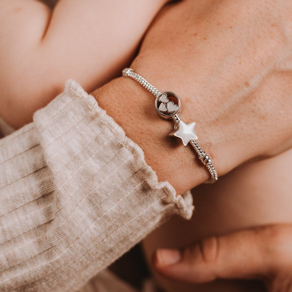 Charm con forma de estrella de leche materna puesto en la muñeca, joya maternal personalizada
