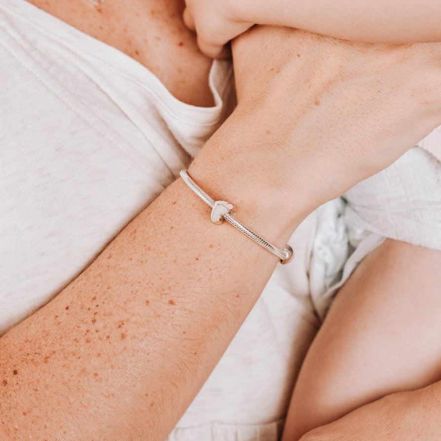 Charm para pulsera en forma de pie de leche materna puesto en la muñeca, joya maternal personalizada
