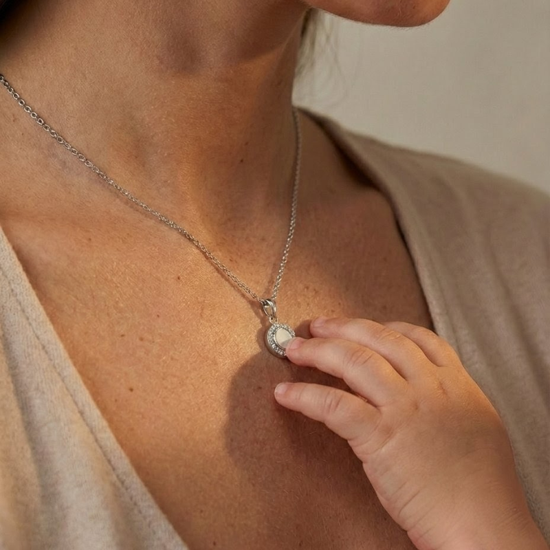 Colgante círculo con circonitas de leche materna