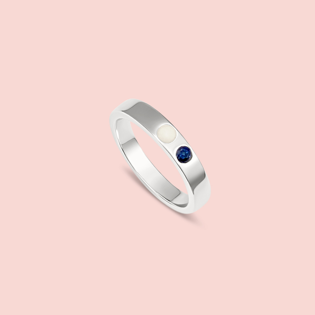 Anillo con círculo de leche materna y piedra de nacimiento