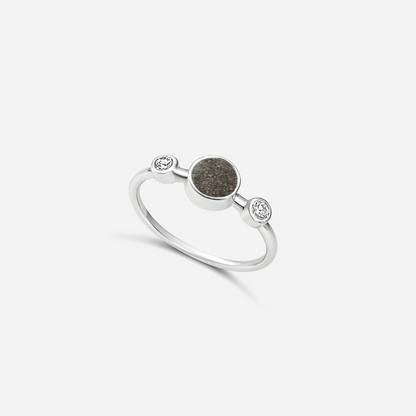 Anillo solitario de cenizas con circonitas