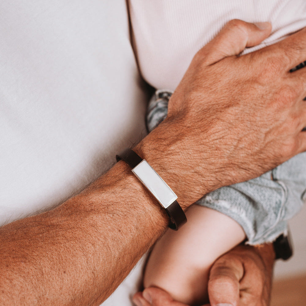 Pulsera de cuero con chapa de leche materna puesto en la muñeca, joya maternal personalizada
