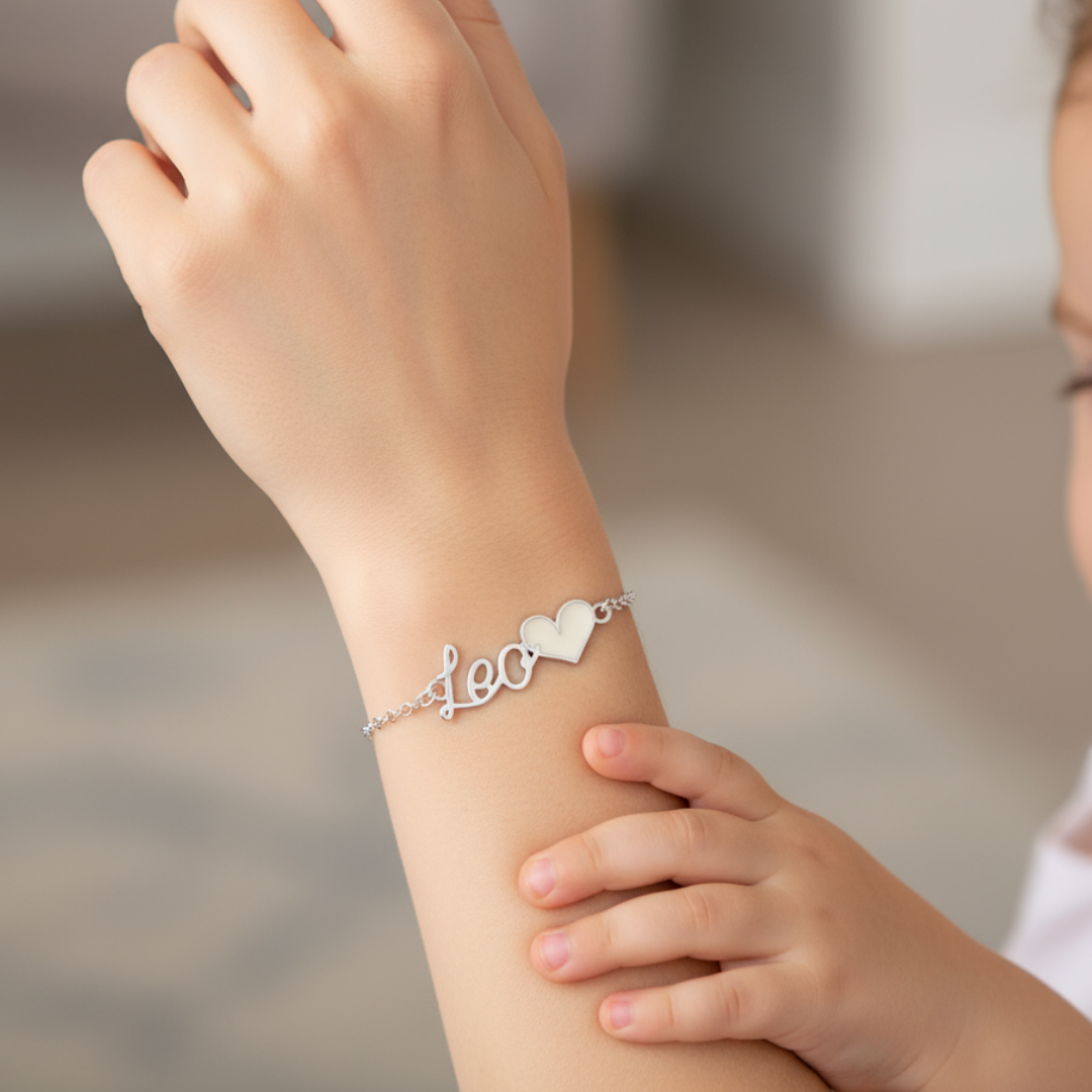Pulsera con nombre personalizado y corazón estilizado de leche materna puesto en la muñeca, joya maternal personalizada
