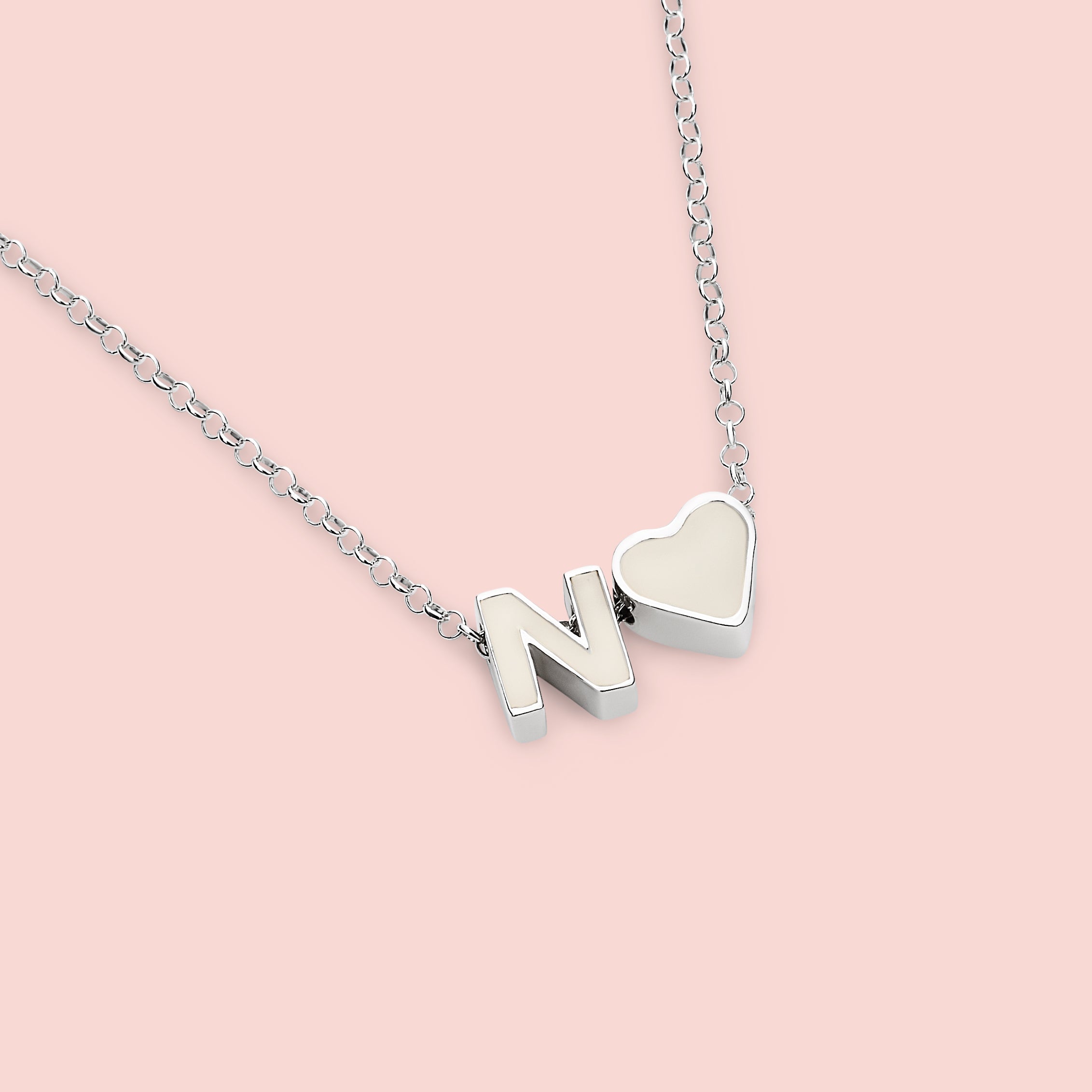Colgante con inicial personalizada y corazón de leche materna