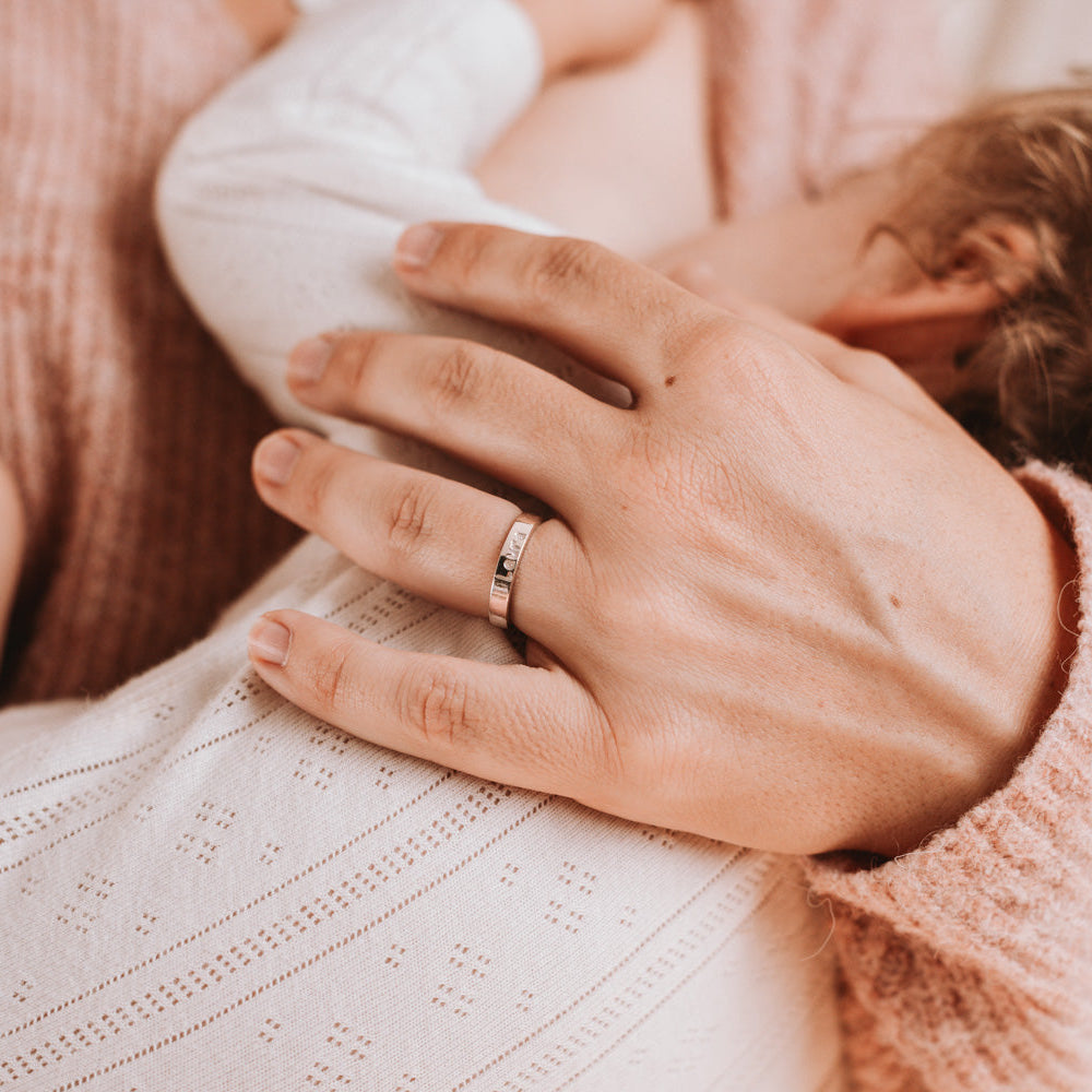 Anillo personalizado con inciales de leche materna