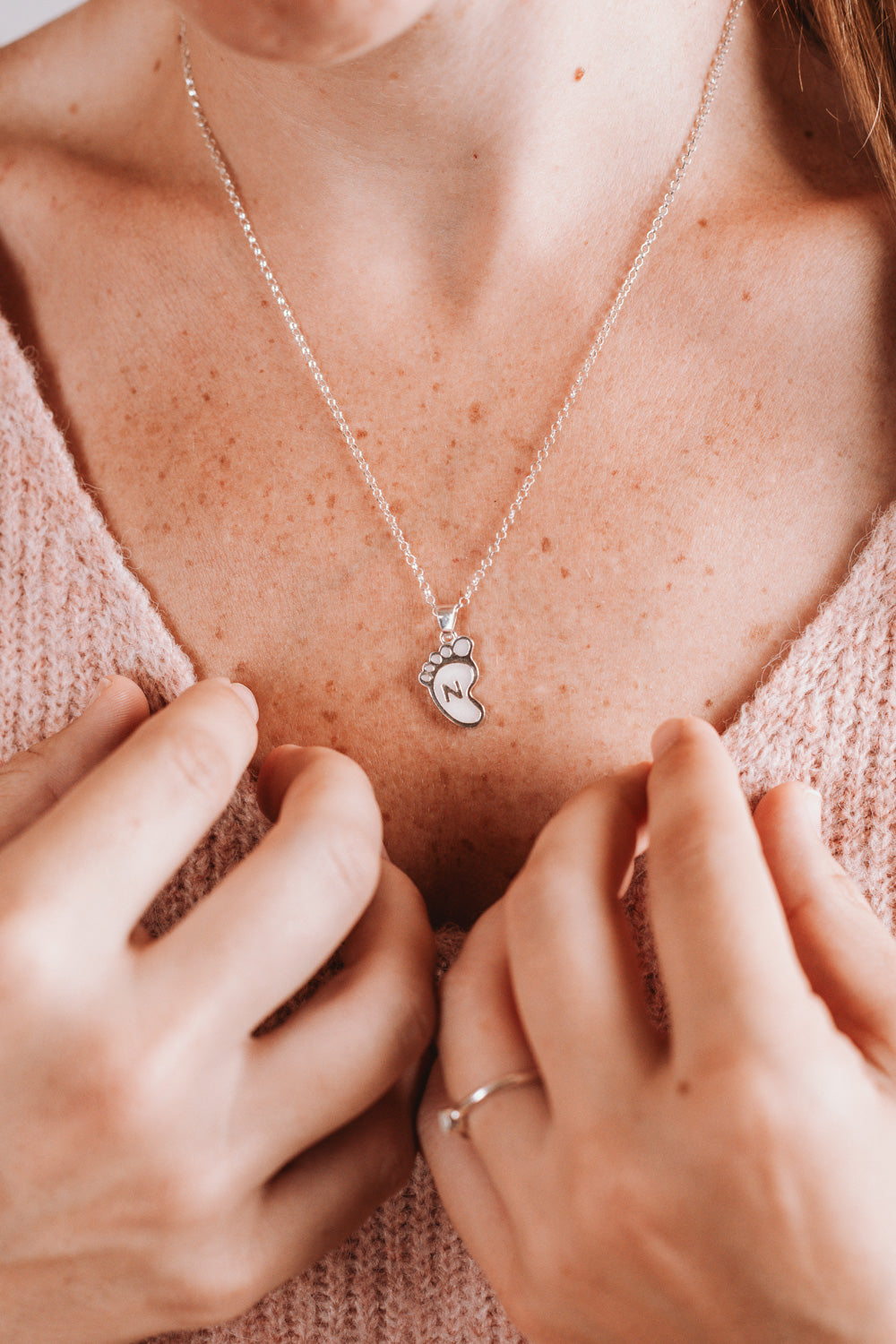 Colgante pie con inicial personalizada