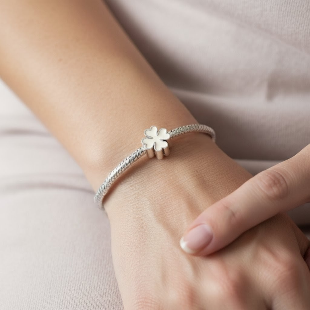 charm con forma de trébol de leche materna puesto en la muñeca, joya maternal personalizada
