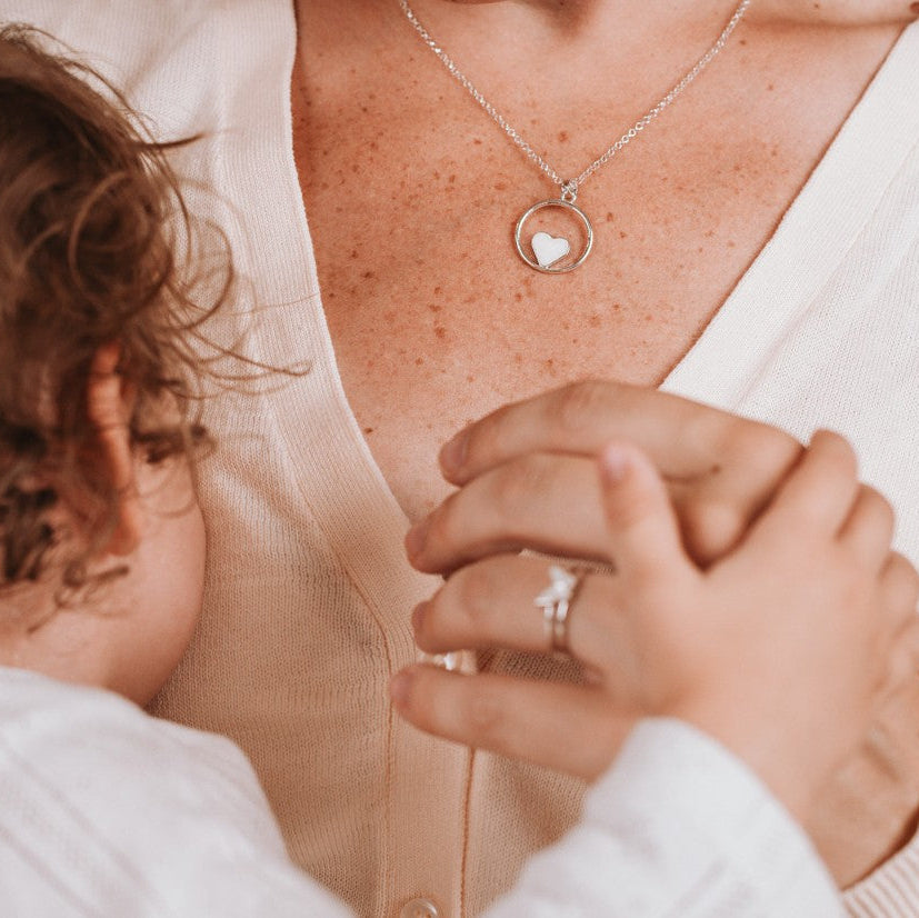 Colgante con forma de círculo con corazón de leche materna puesto en el cuello, joya maternal personalizada
