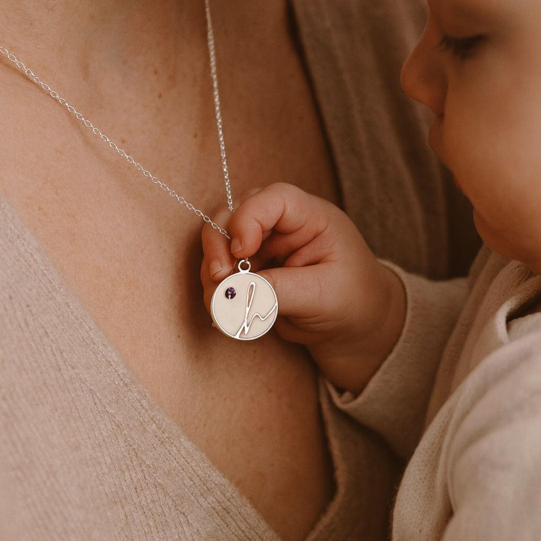 Colgante con forma de círculo con inicial y piedra de nacimiento con leche materna puesto en el cuello, joya maternal personalizada
