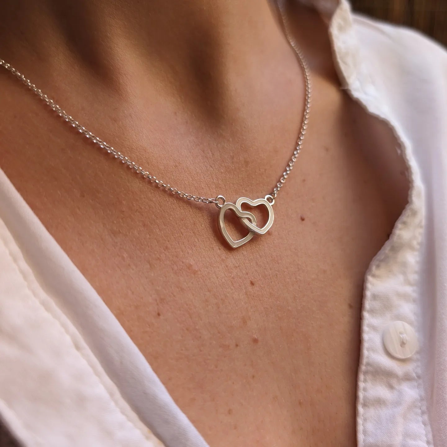 Colgante de corazones enlazados con leche materna puesto en el cuello, joya maternal personalizada