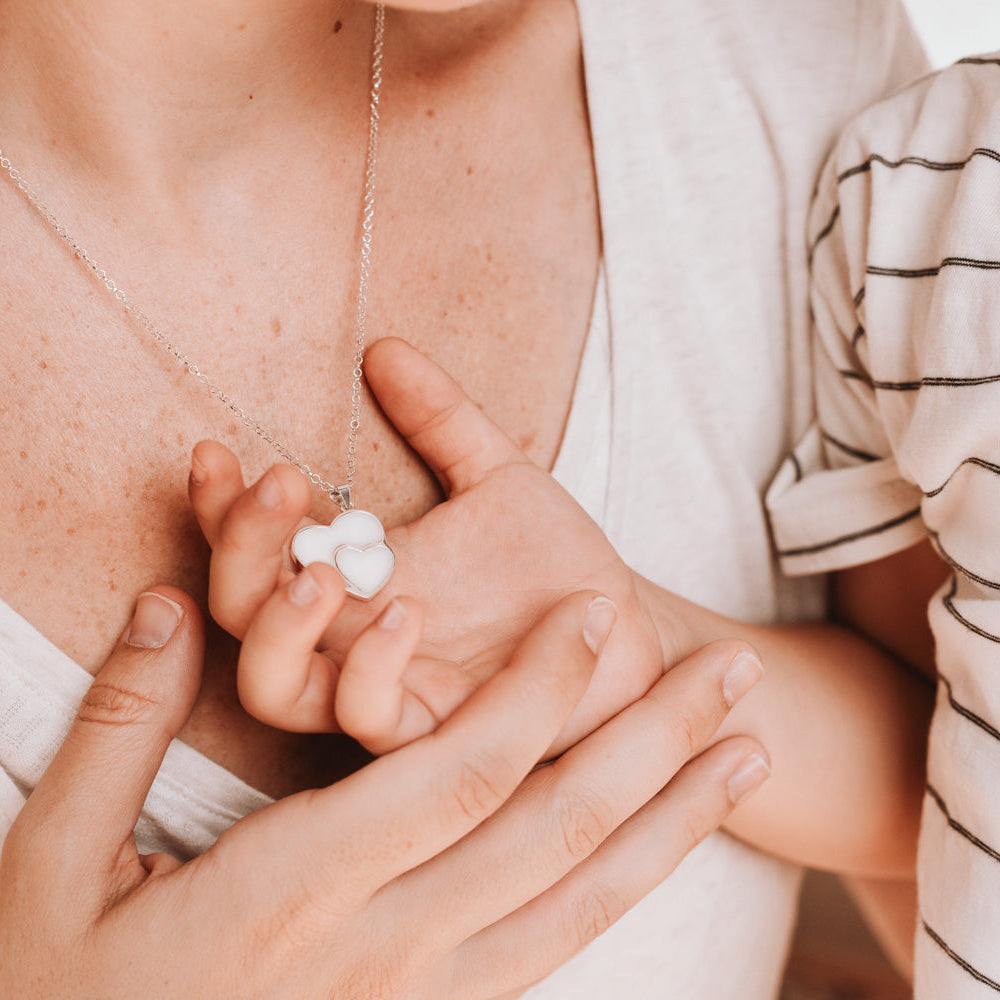  Colgante con forma de doble corazón de leche materna puesto en el cuello, joya maternal personalizada
