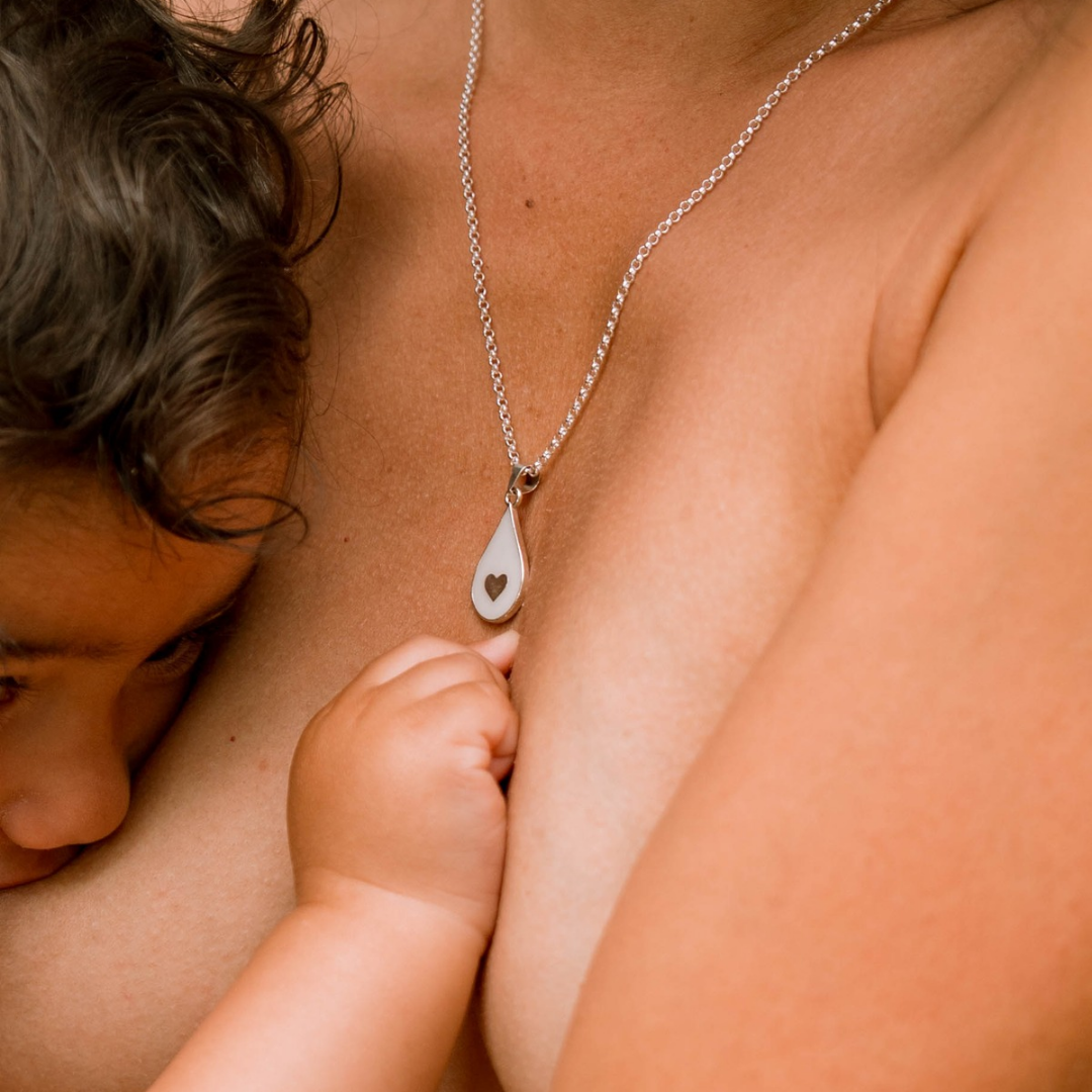 Colgante con forma de gota de leche materna con corazón en plata de ley  puesto en el cuello, joya maternal personalizada