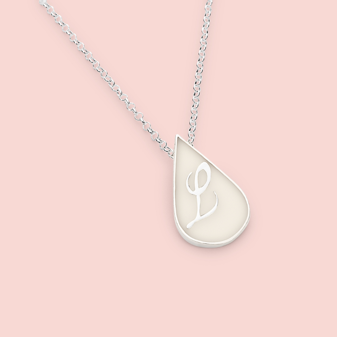Colgante con forma de gota  de leche materna con inicial en plata de ley, joya maternal personalizada hecha a mano
