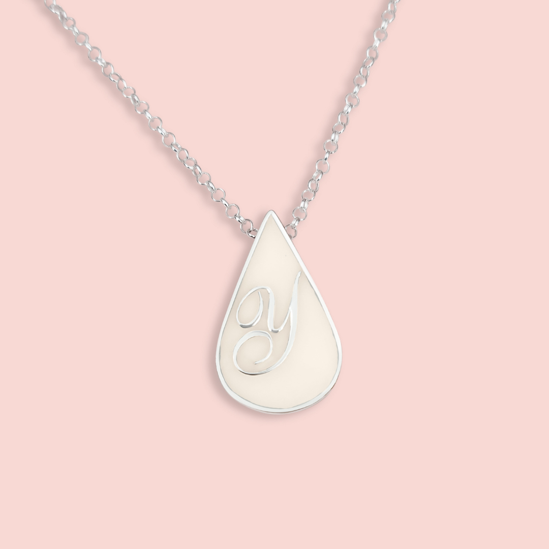 Colgante con forma de gota de leche materna con inicial personalizada en plata de ley, joya maternal personalizada hecha a mano
