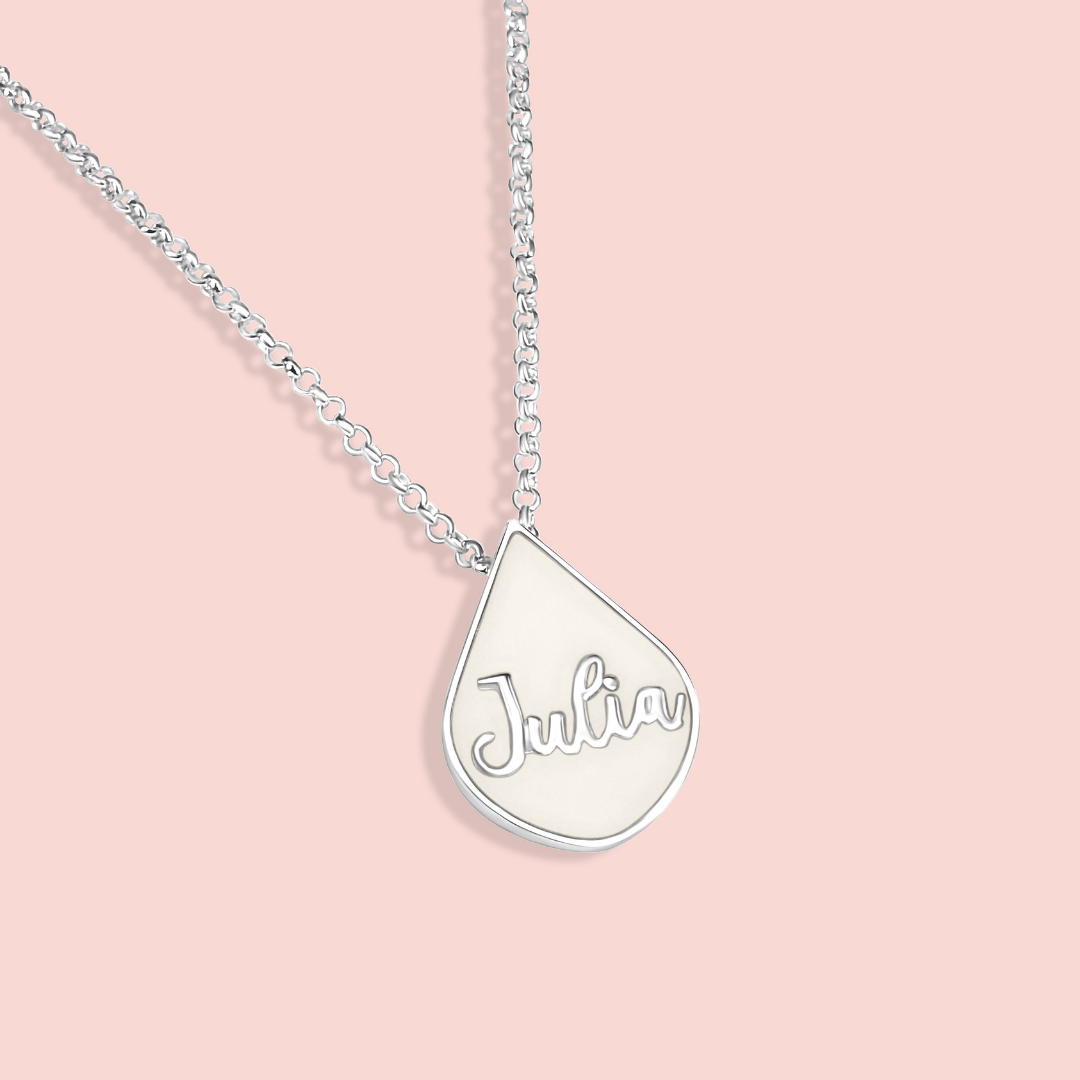 Colgante con forma de gota de leche materna con nombre en plata de ley, una joya maternal personalizada hecha a mano