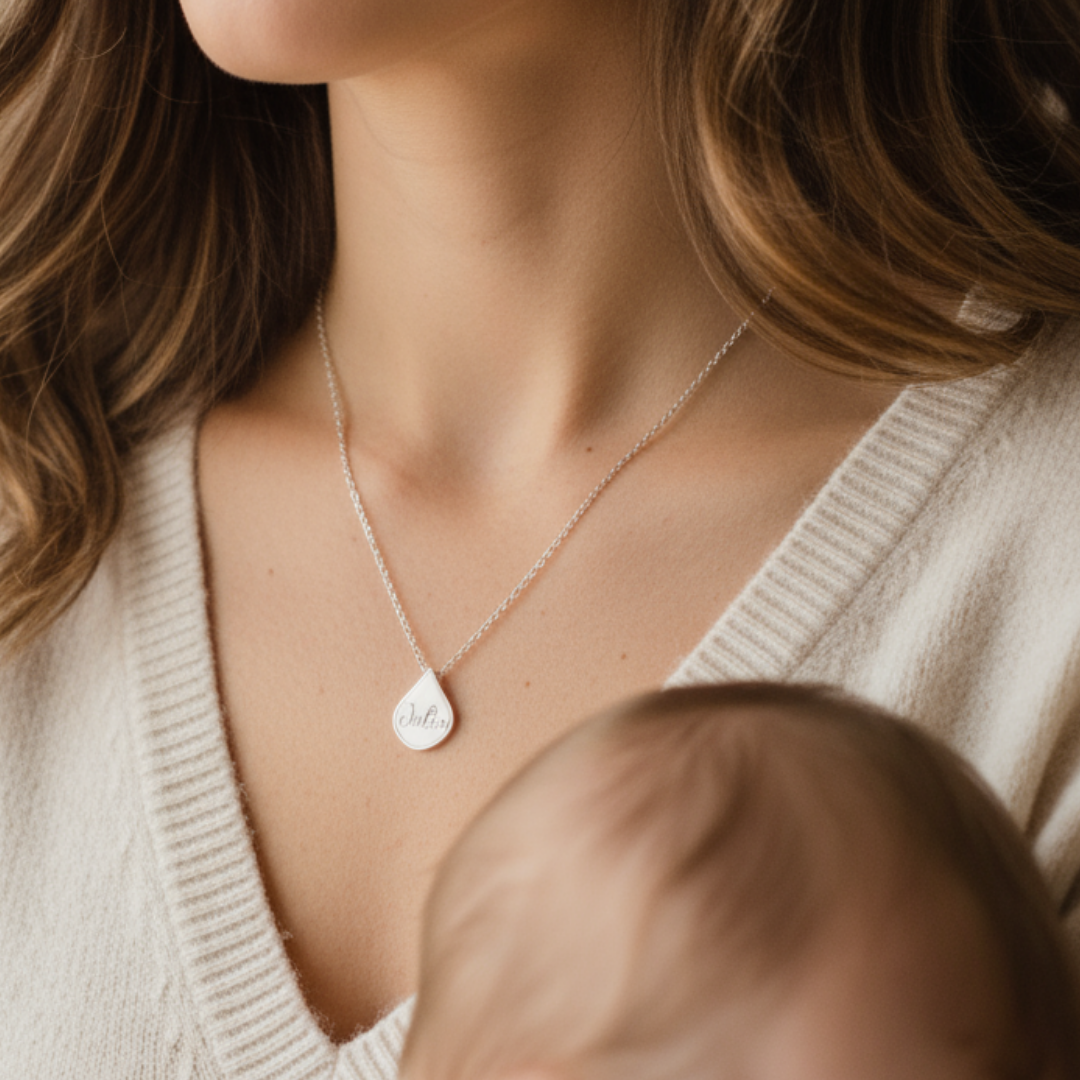 Colgante con forma de gota de leche materna con nombre en plata de ley puesto en el cuello, joya maternal personalizada
