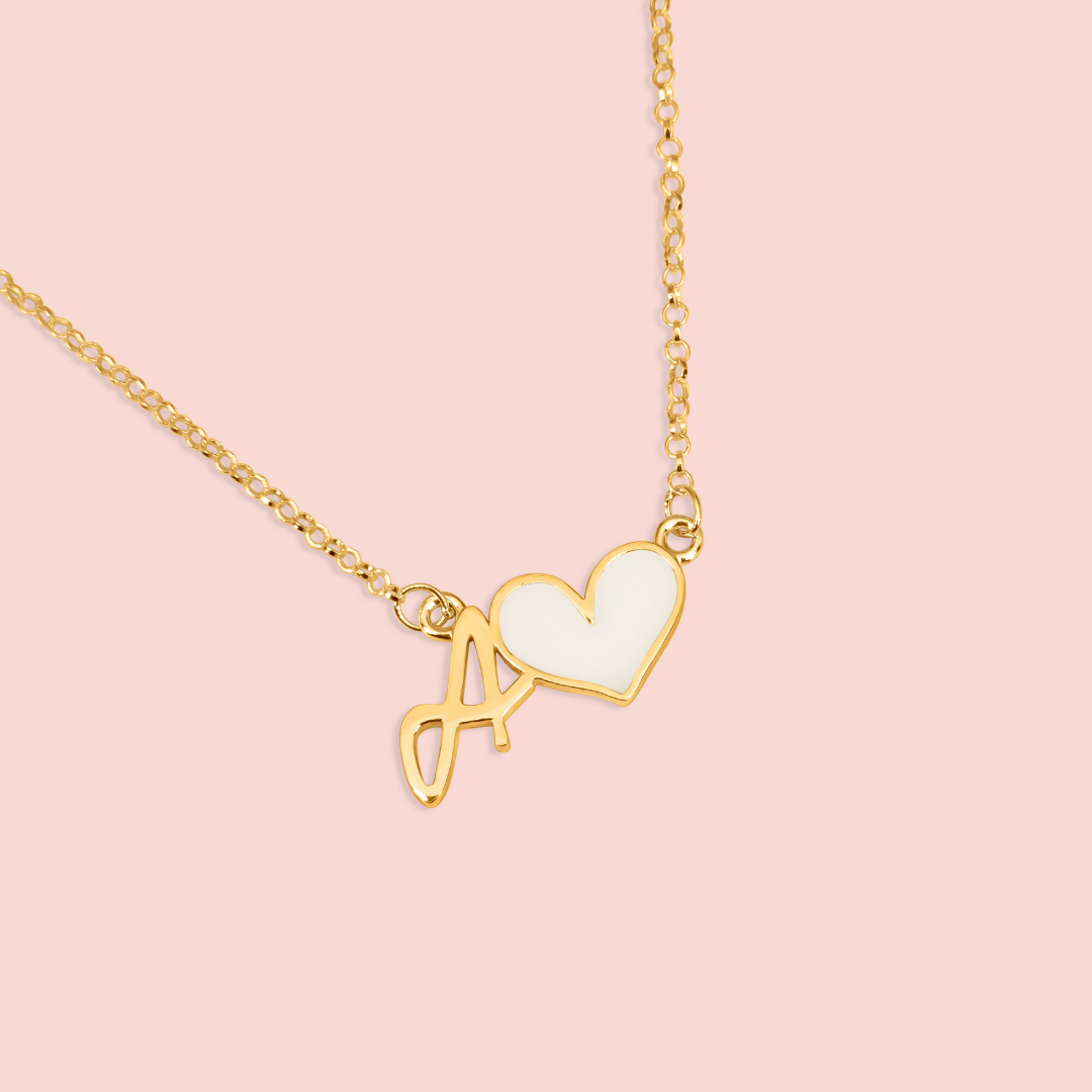 Colgante inicial con corazón estilizado de leche materna en oro de 18 quilates, joya maternal personalizada hecha a mano

