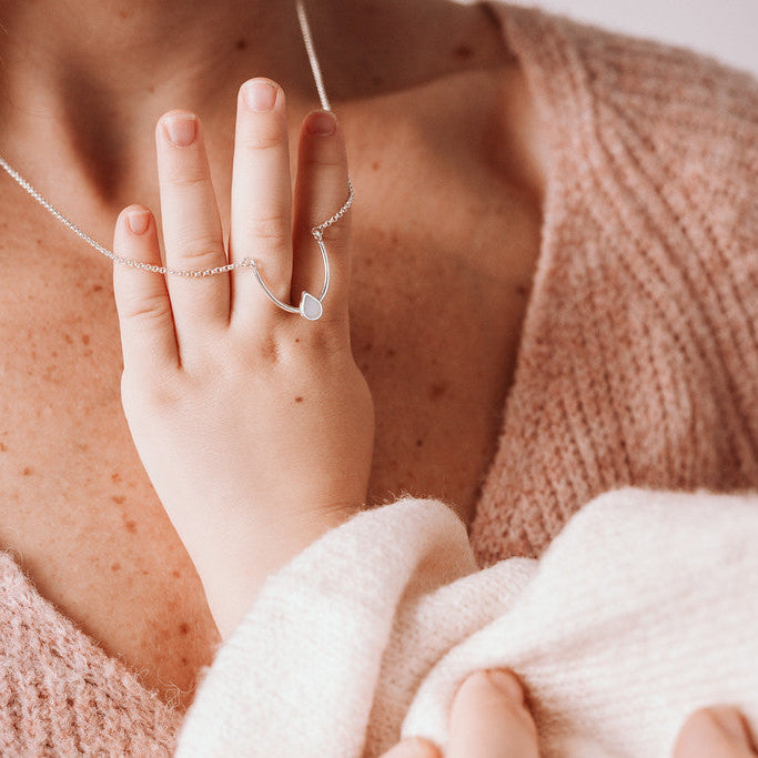 Colgante lactancia con gota de leche materna puesto en el cuello, joya maternal personalizada
