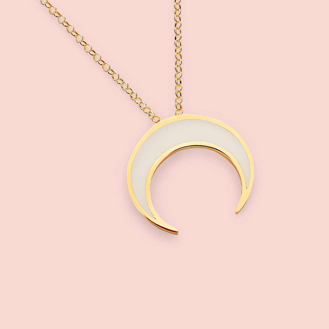 Colgante con forma de luna invertida de leche materna en oro de 18 quilates, joya maternal personalizada hecha a mano
