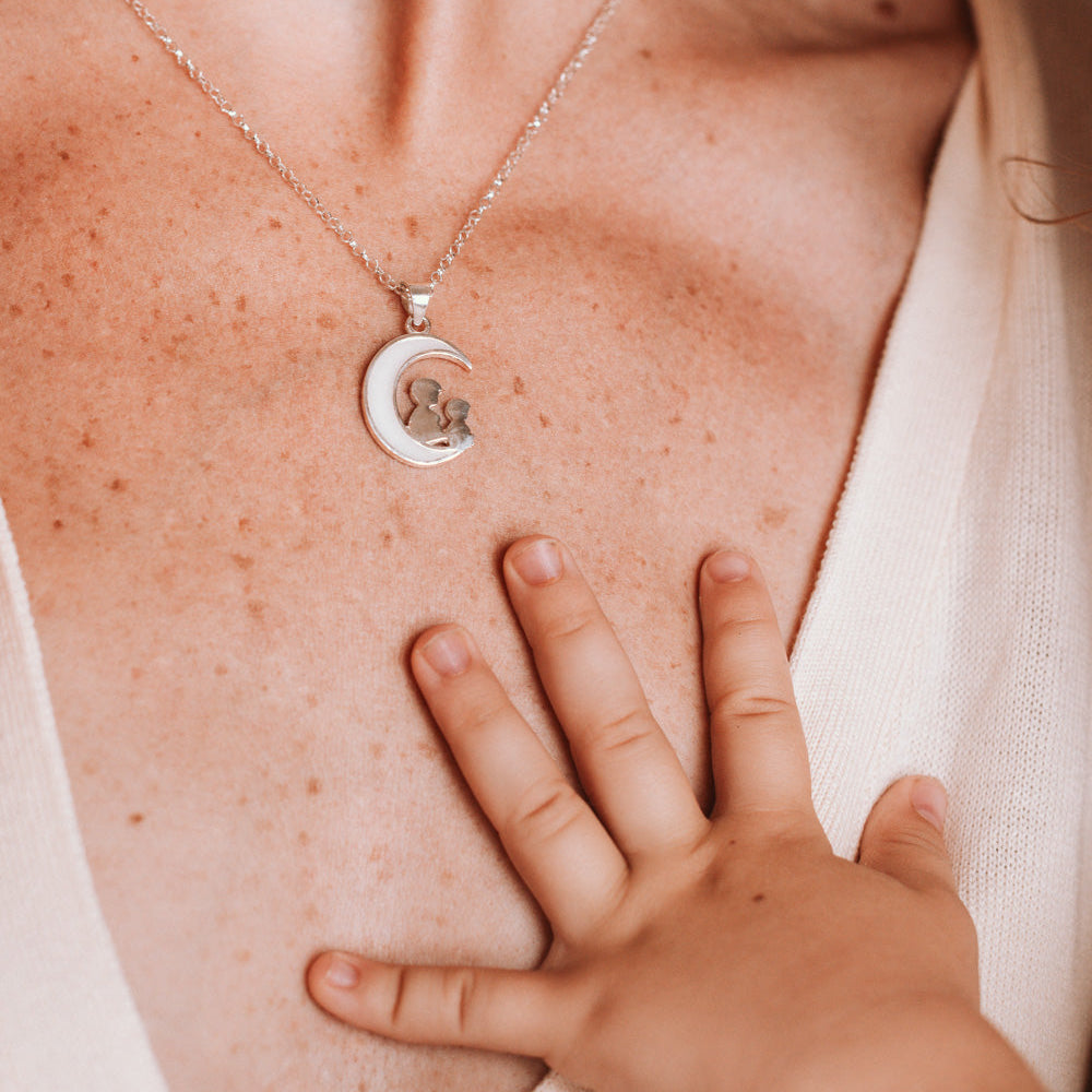 Colgante con forma de luna con silueta de niño y niño sentados en ella de leche materna puesto en el cuello, joya maternal personalizada
