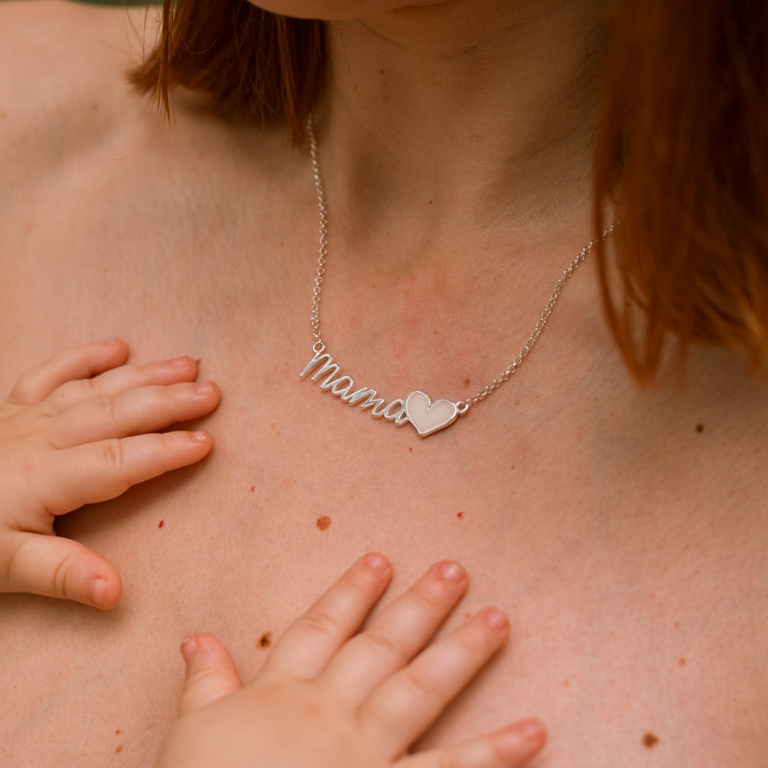 Colgante con palabra mama en plata de ley y corazón estilizado de leche materna puesto en el cuello, joya maternal personalizado