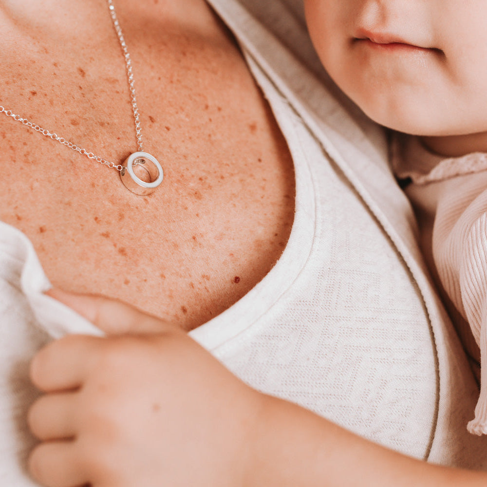 Colgante circular llamado mi mundo de leche materna puesto en el cuello, joya maternal personalizada
