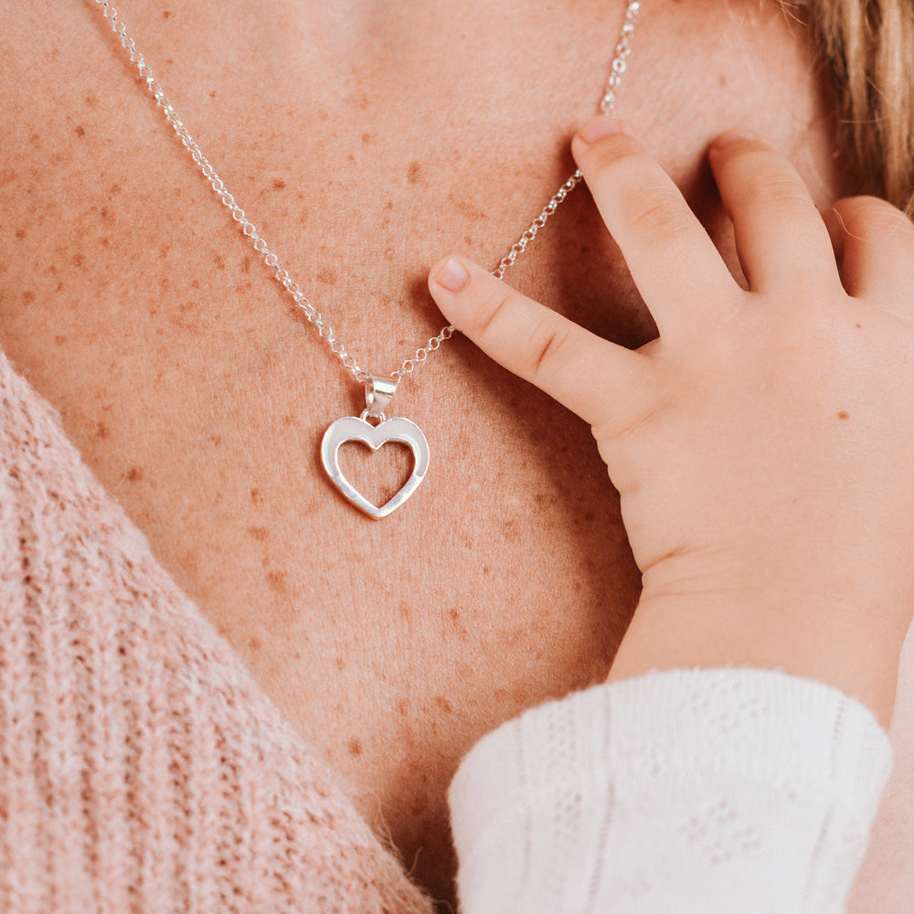 Colgante con forma de corazón con leche materna en borde superior de leche materna puesto en el cuello, joya maternal personalizada
