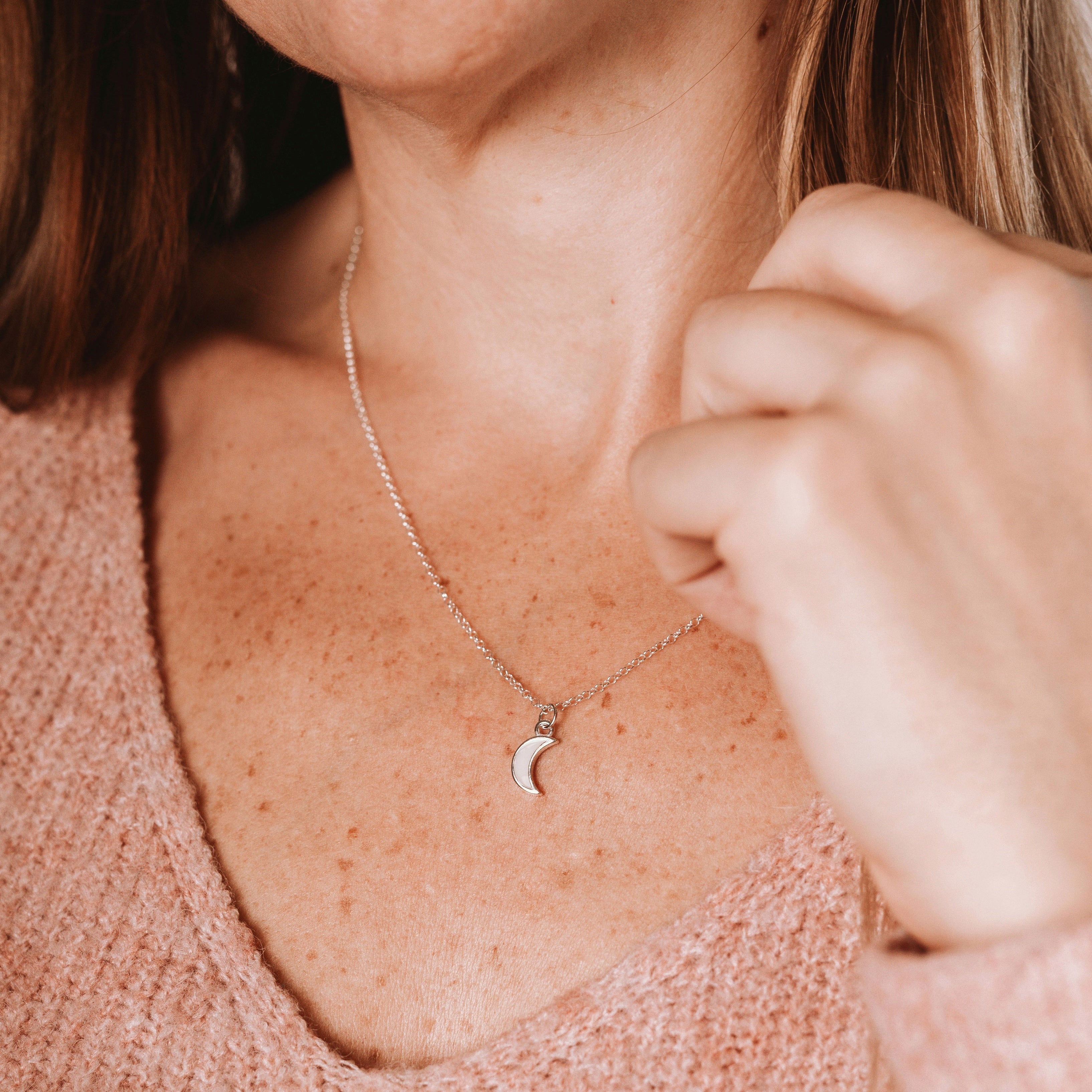 Colgante con forma de mini luna de leche materna puesto en el cuello, joya maternal personalizada
