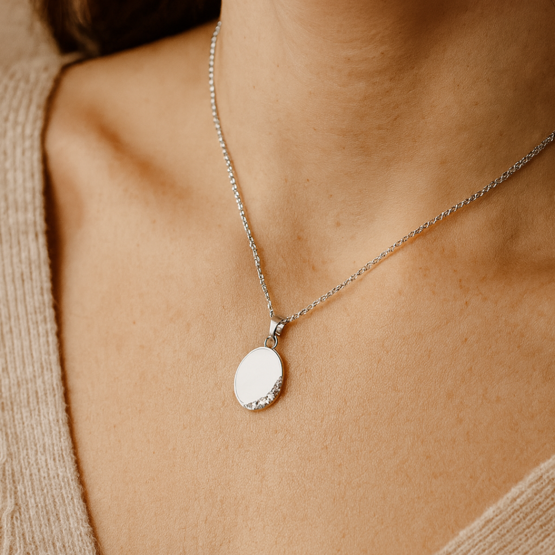 Colgante con forma de óvalo con circonitas de leche materna puesto en el cuello, joya maternal personalizada
