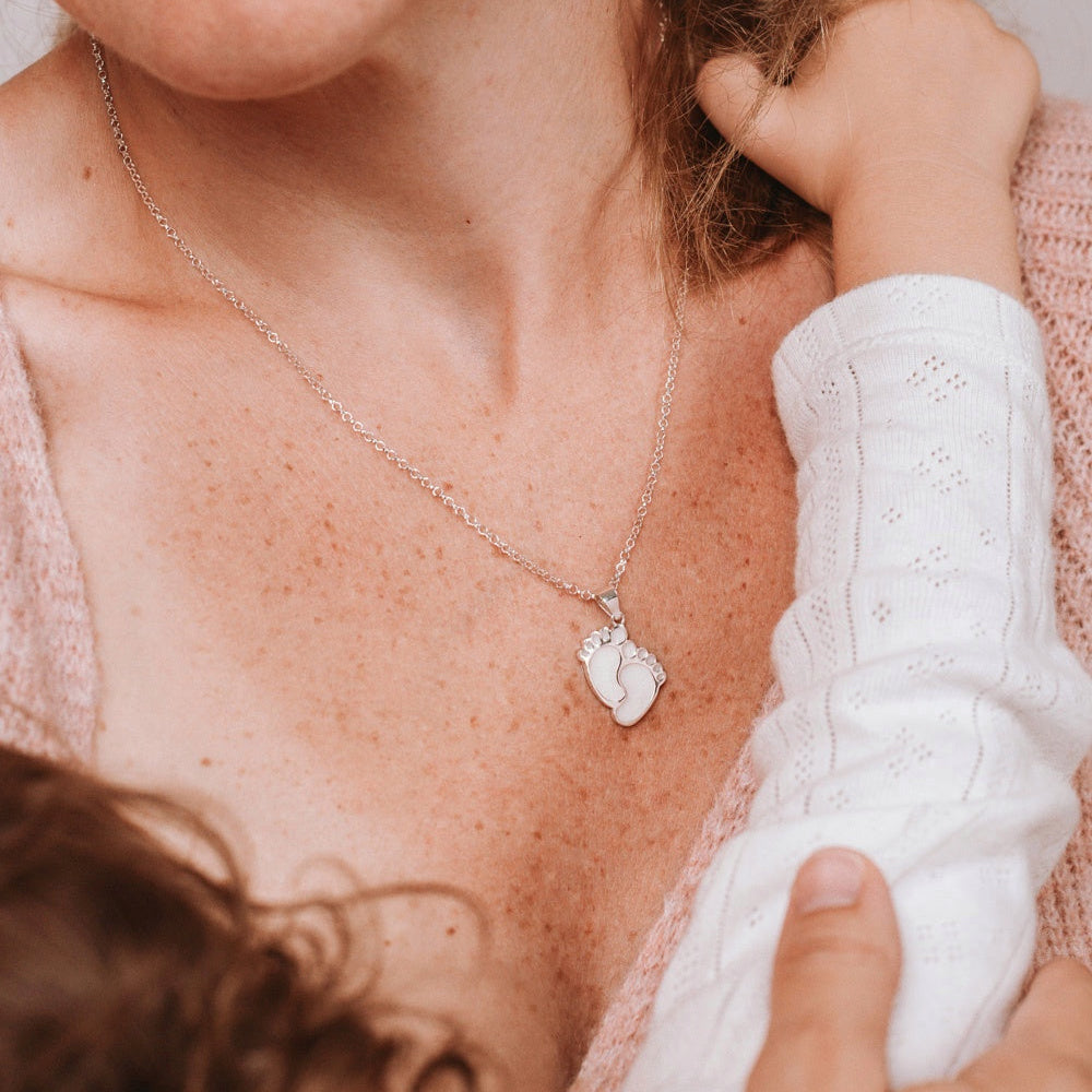Colgante con forma de piececitos de leche materna puesto en el cuello, joya maternal personalizada
