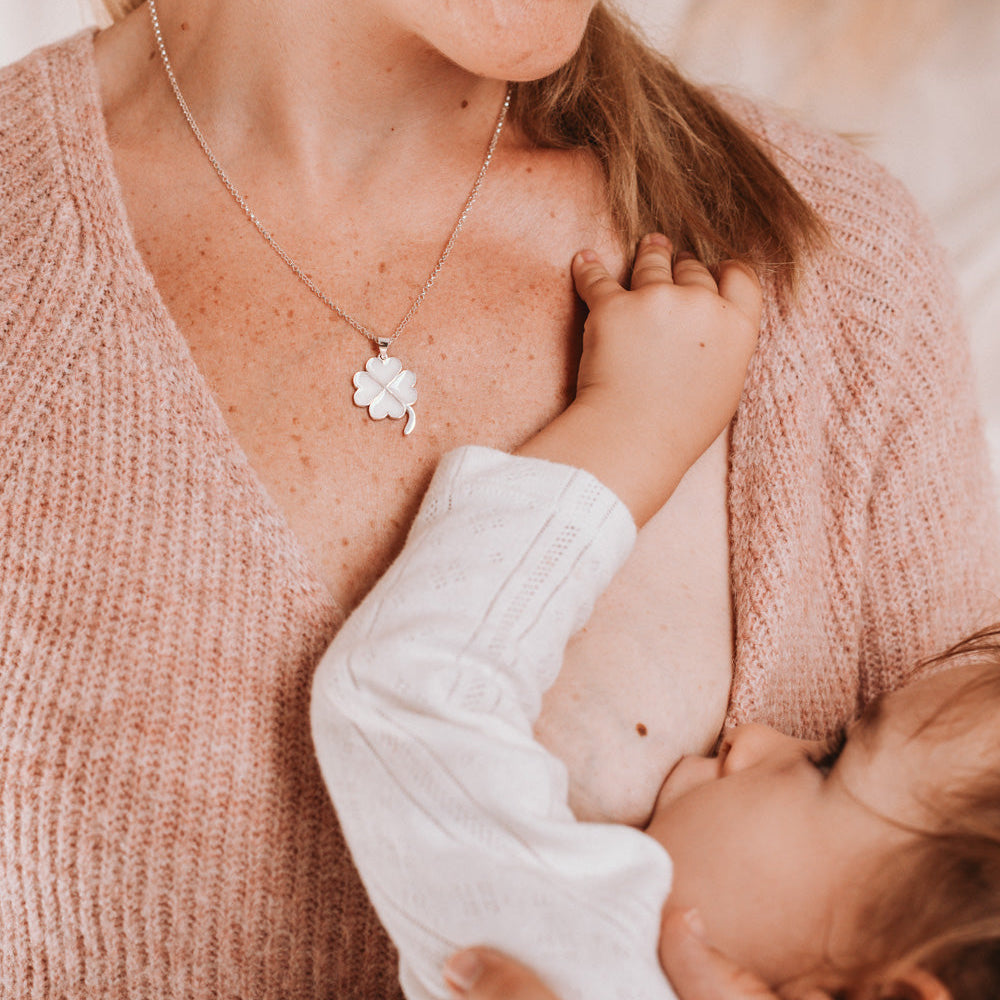 Colgante con forma de trébol de leche materna puesto en el cuello, joya maternal personalizada
