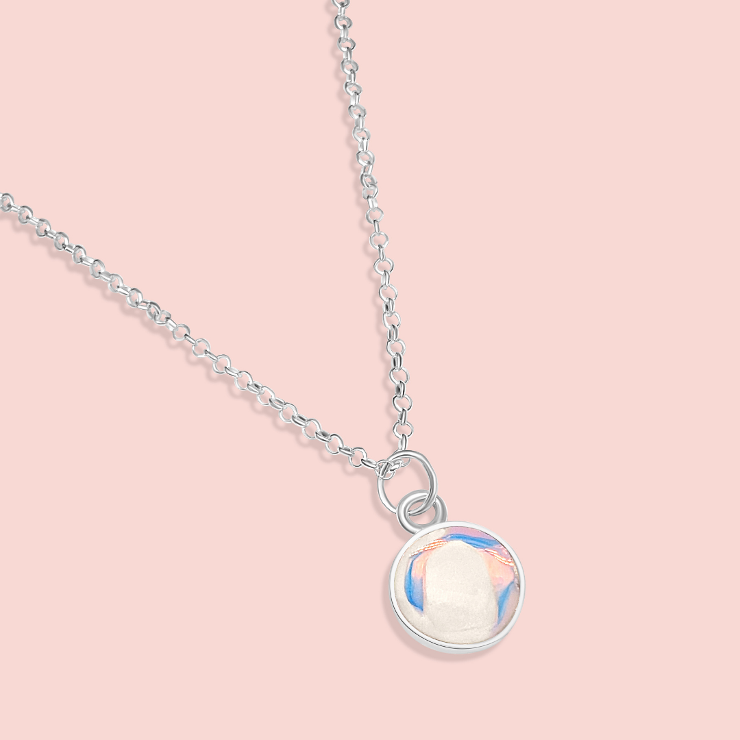 Colgante con forma de círculo con diente de leche en plata de ley, joya maternal personalizada hecha a mano
