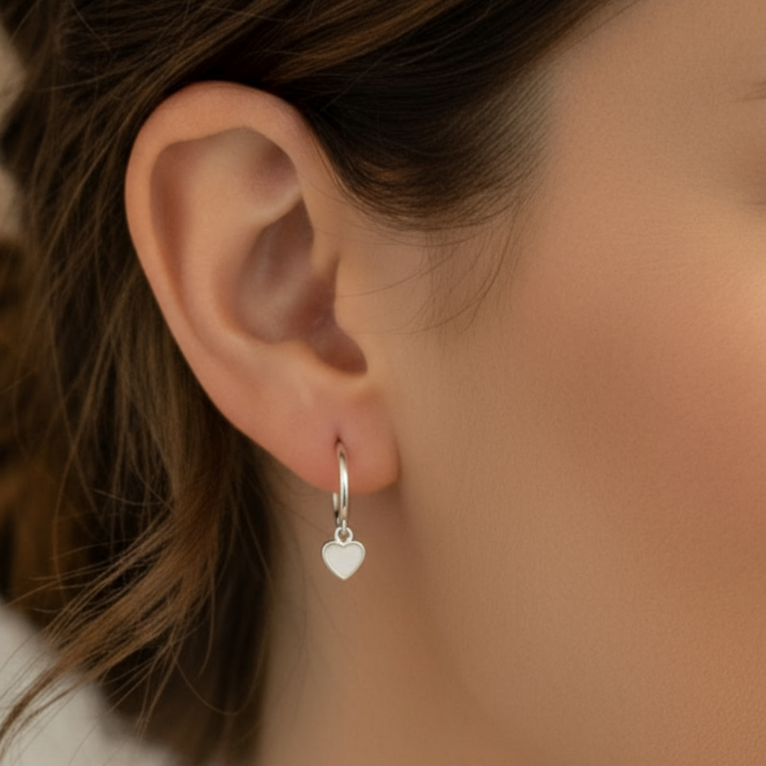 Pendientes de aro con corazón de leche materna puestos en la oreja, joya maternal personalizada en plata de ley