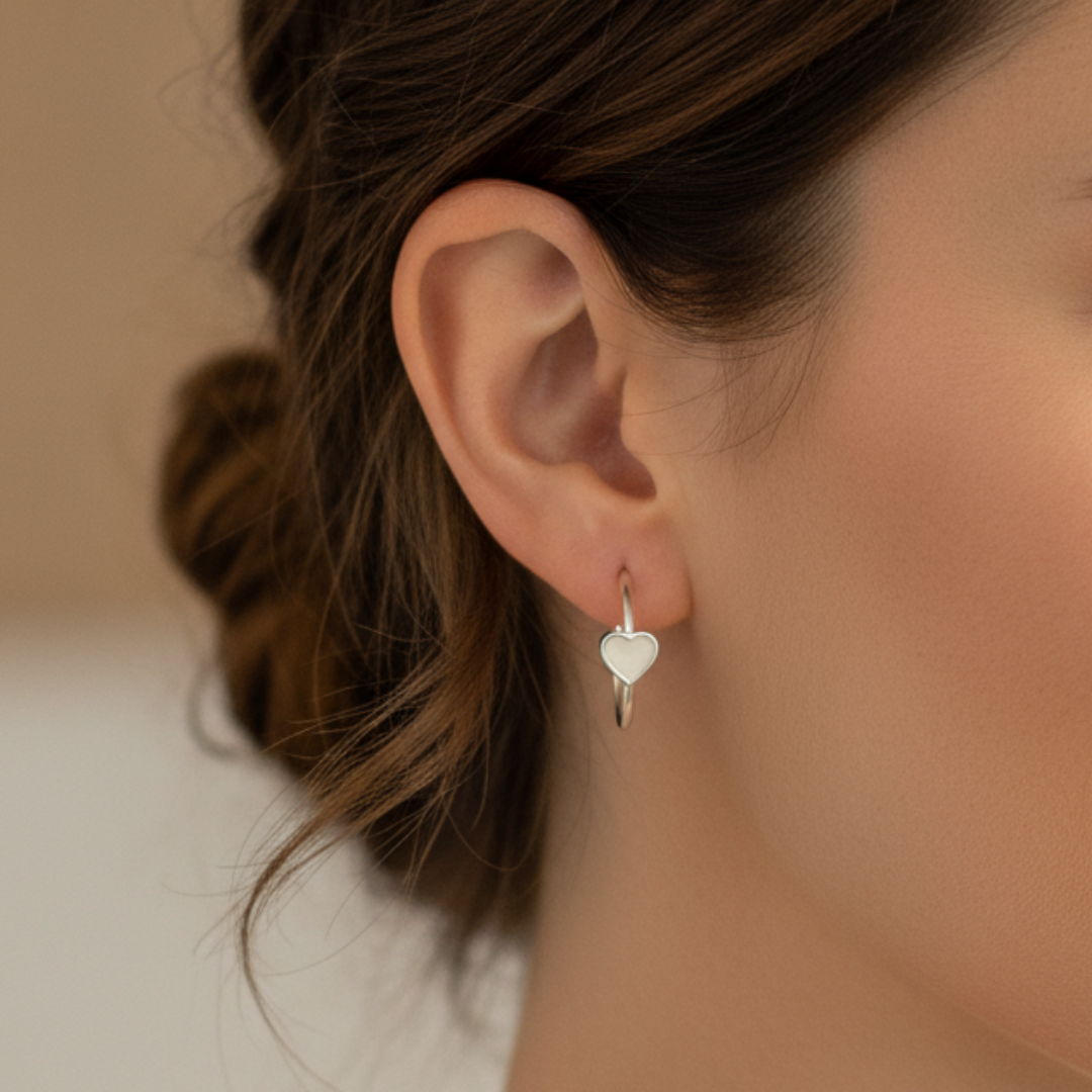 Pendientes aro con corazones en el centro de leche materna puestos en la oreja, joya maternal personalizada en plata de ley