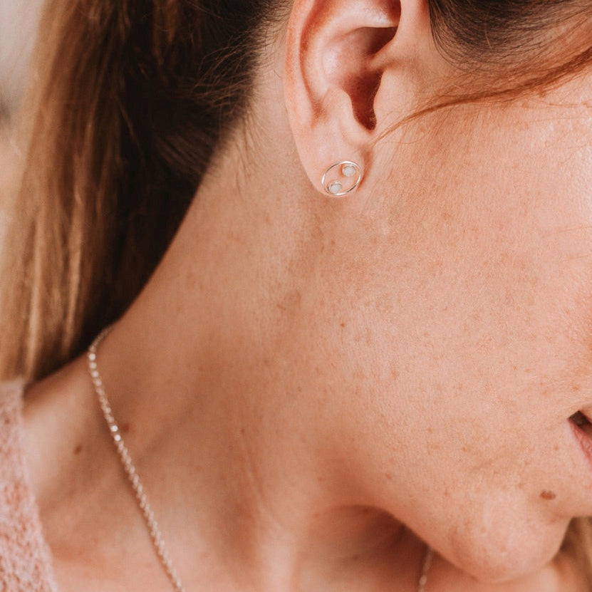 Pendientes con doble círculo de leche materna puestos en la oreja, joya maternal personalizada en plata de ley