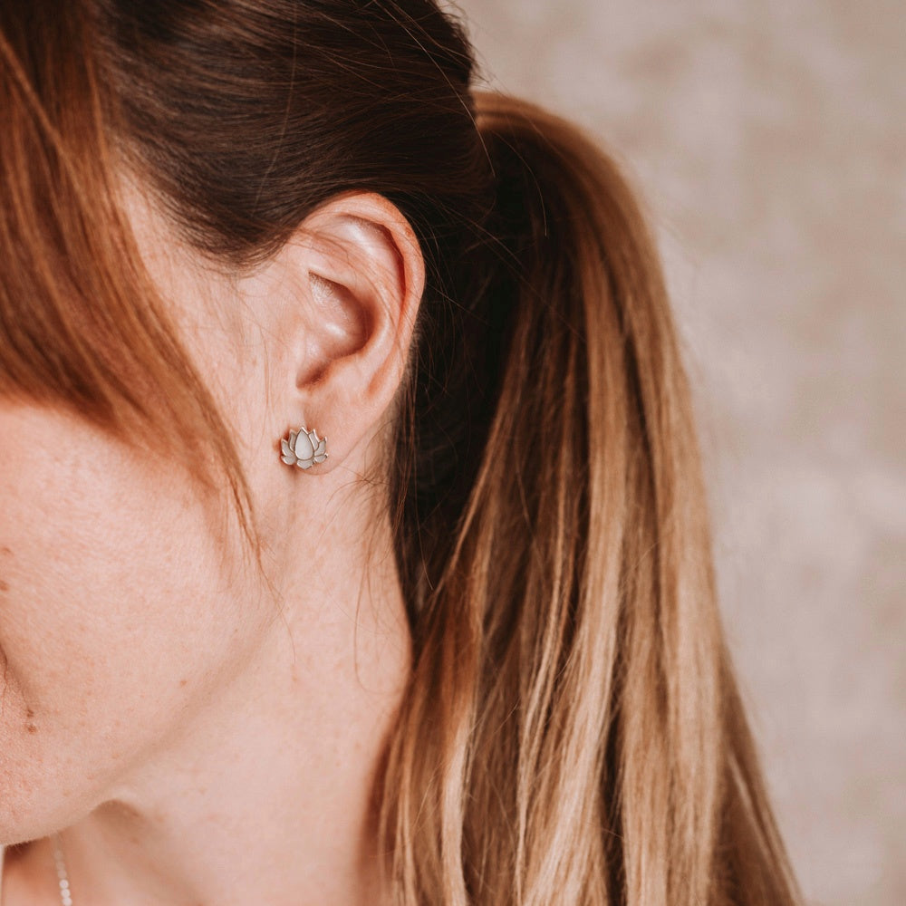 Pendientes de flor de loto con leche materna puestos en la oreja, joya maternal personalizada en plata de ley