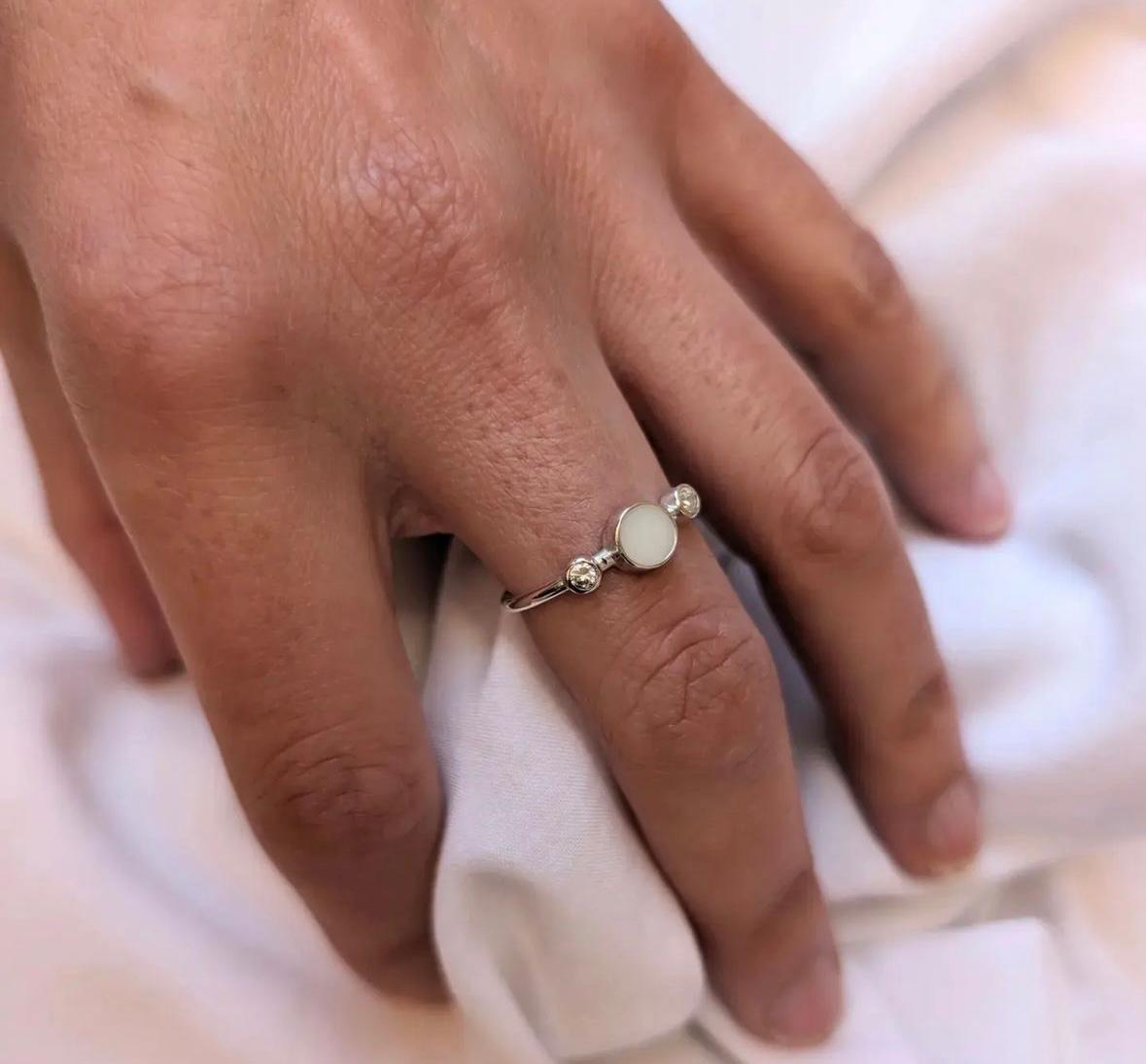 Anillo solitario con circonitas de leche materna