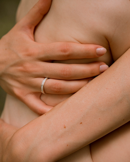 Anillo alianza con circonitas de leche materna