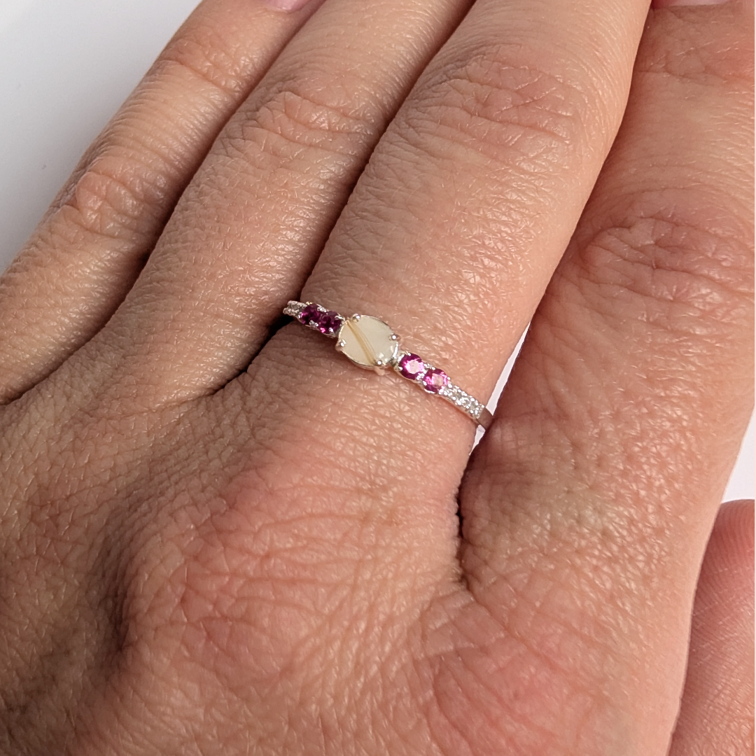 Anillo óvalo de leche materna y piedras de nacimiento