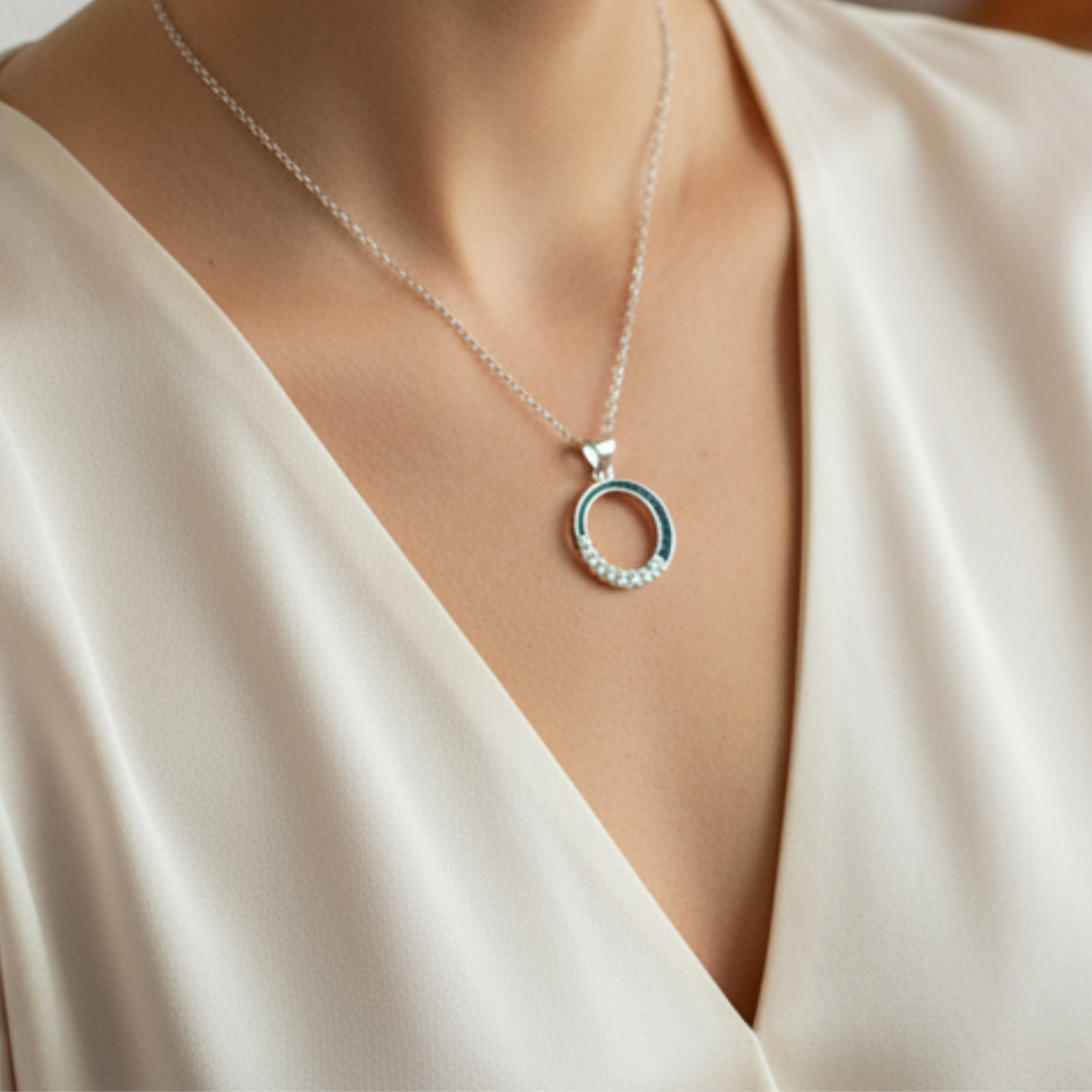 Colgante círculo con circonitas de cenizas