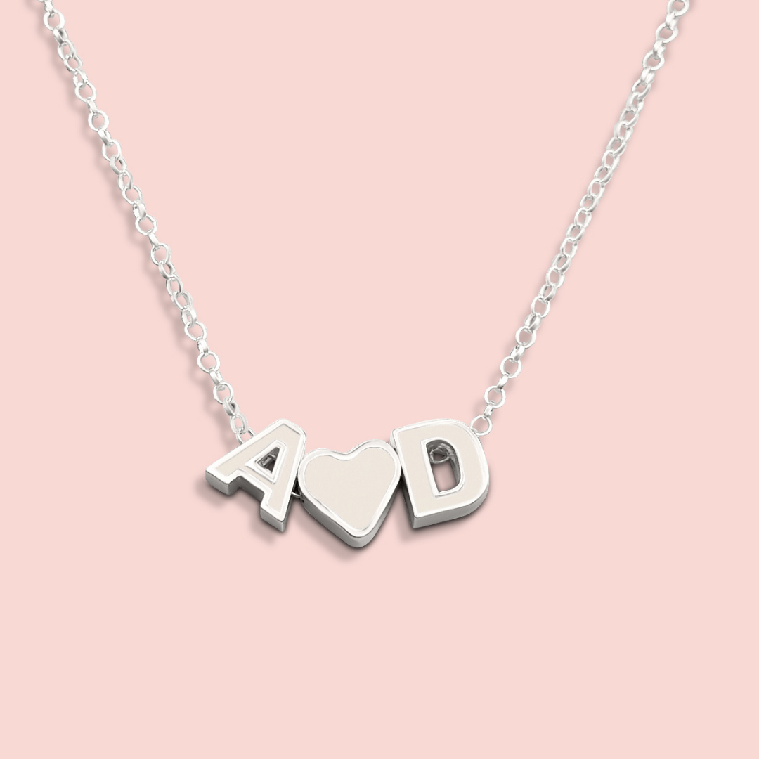 Colgante con iniciales personalizadas y corazón de  Leche Materna