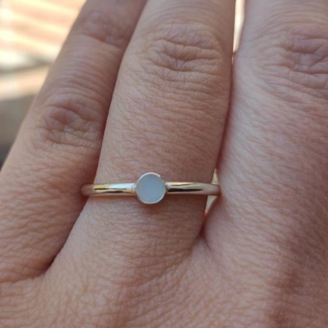 Anillo solitario de leche materna, sencillo y elegante