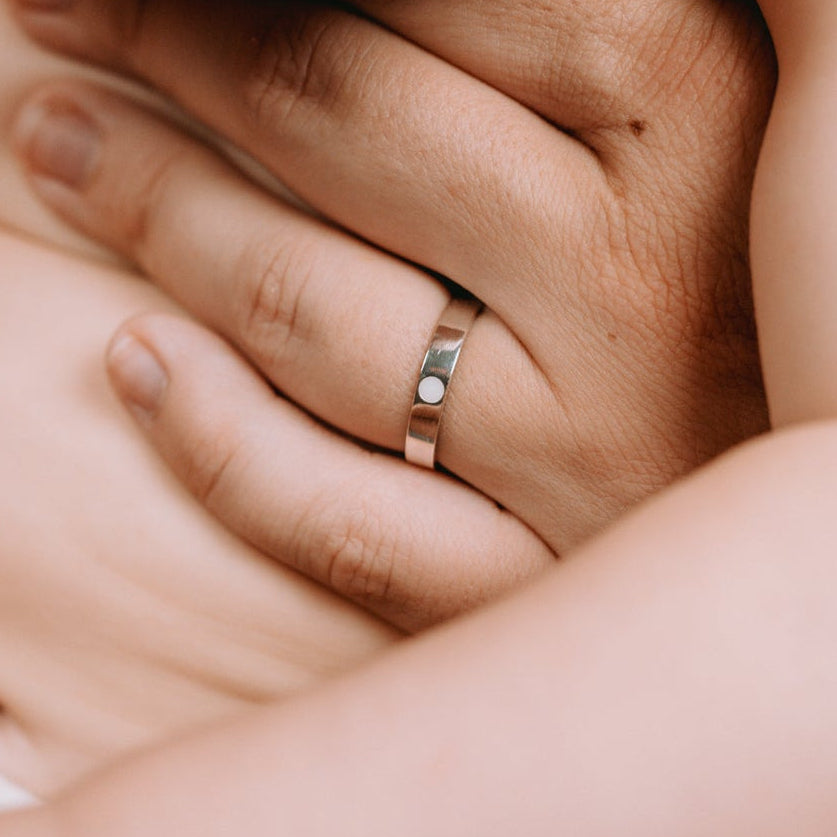 Anillo con círculo de leche materna