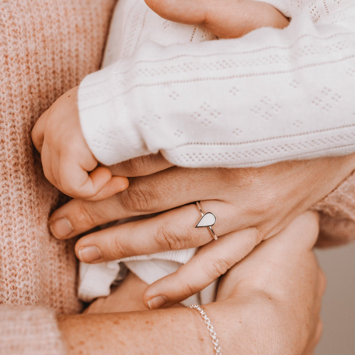 Anillo gota de leche materna