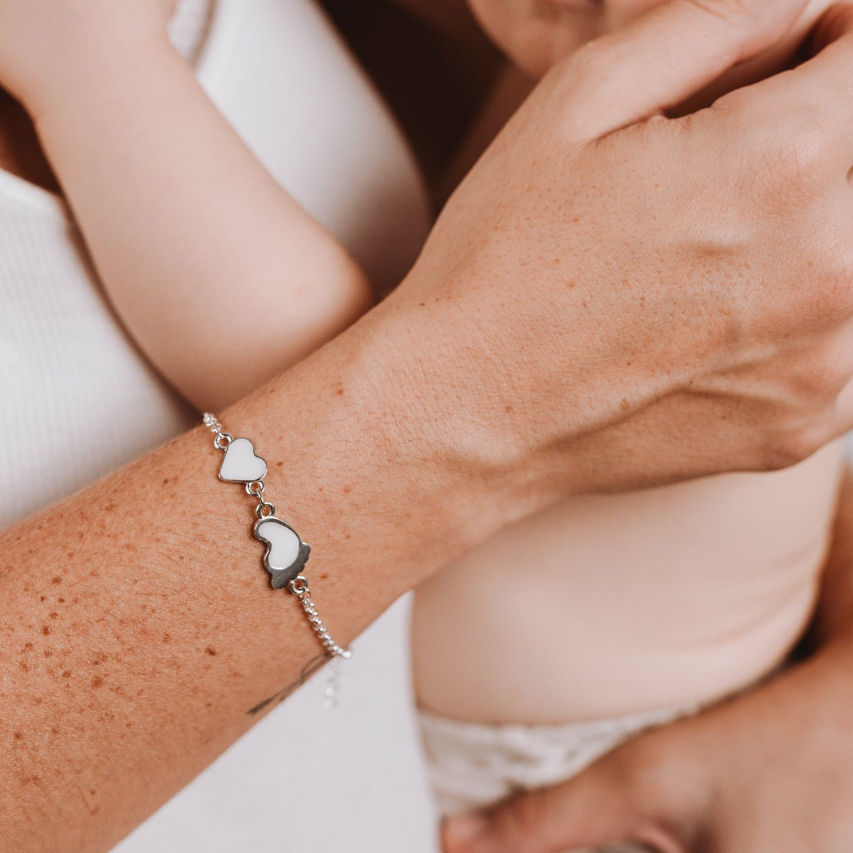 Pulsera corazón y pie de leche materna