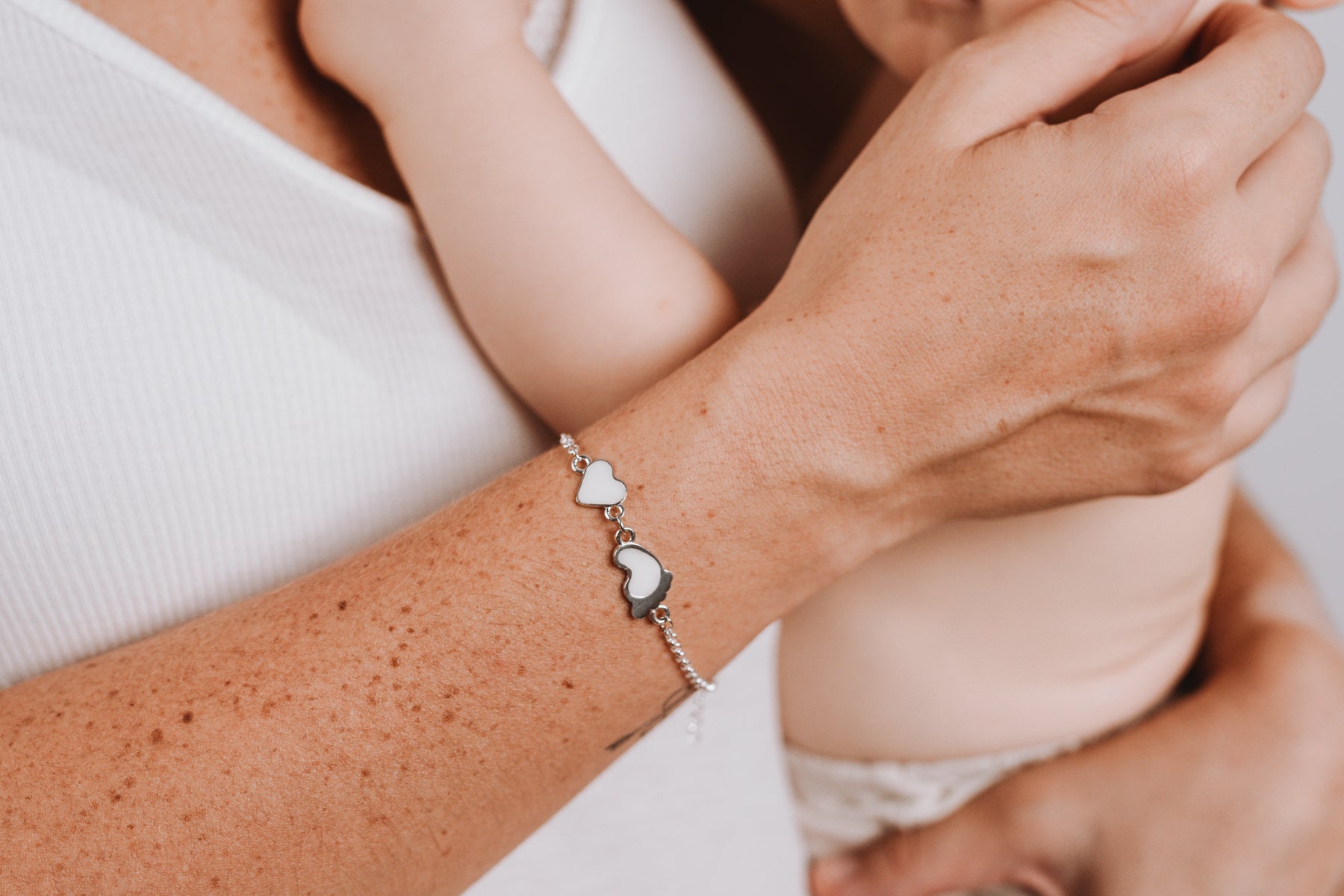 Pulsera corazón y pie de leche materna