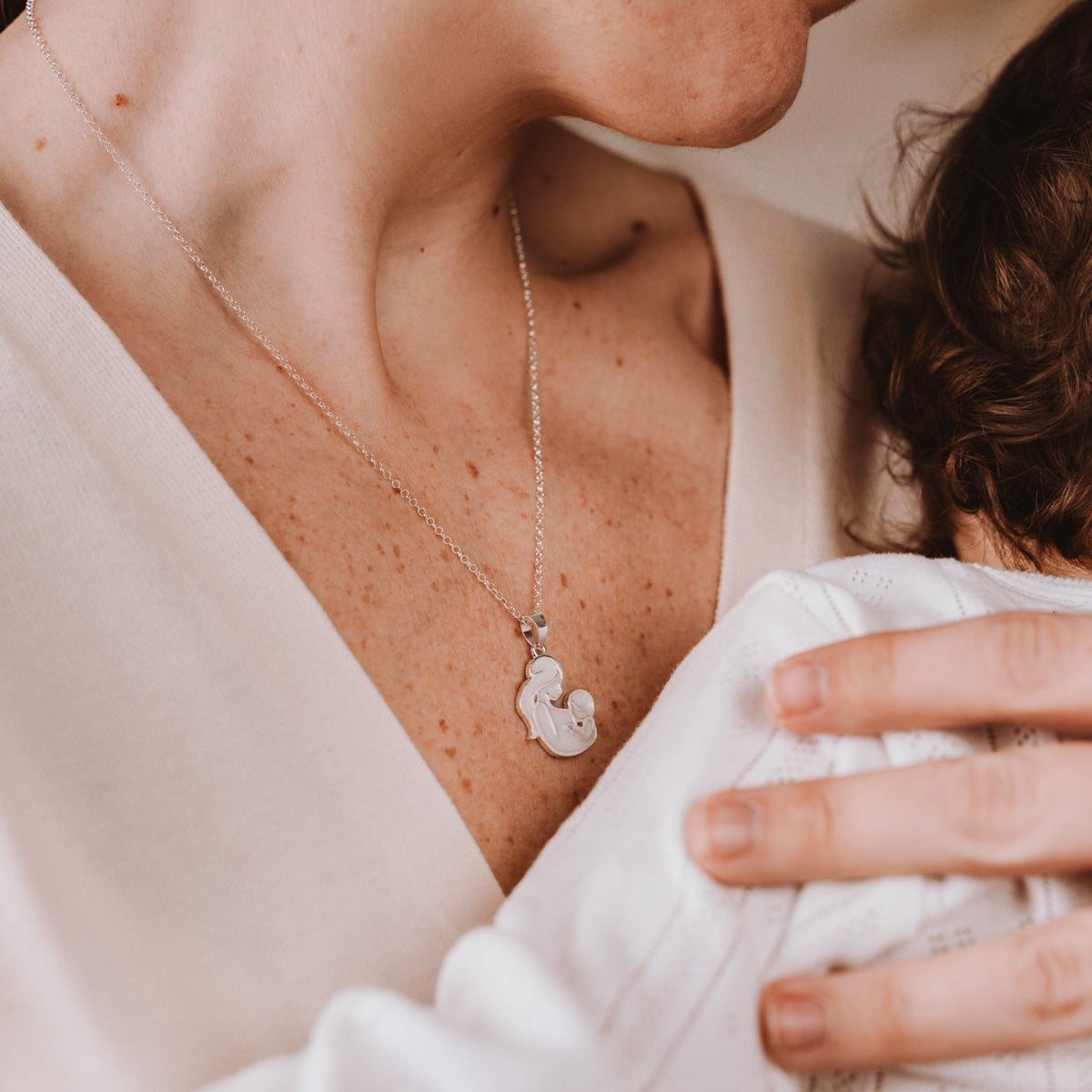 Colgante amamantar de leche materna puesto en el cuello, joya maternal personalizada
